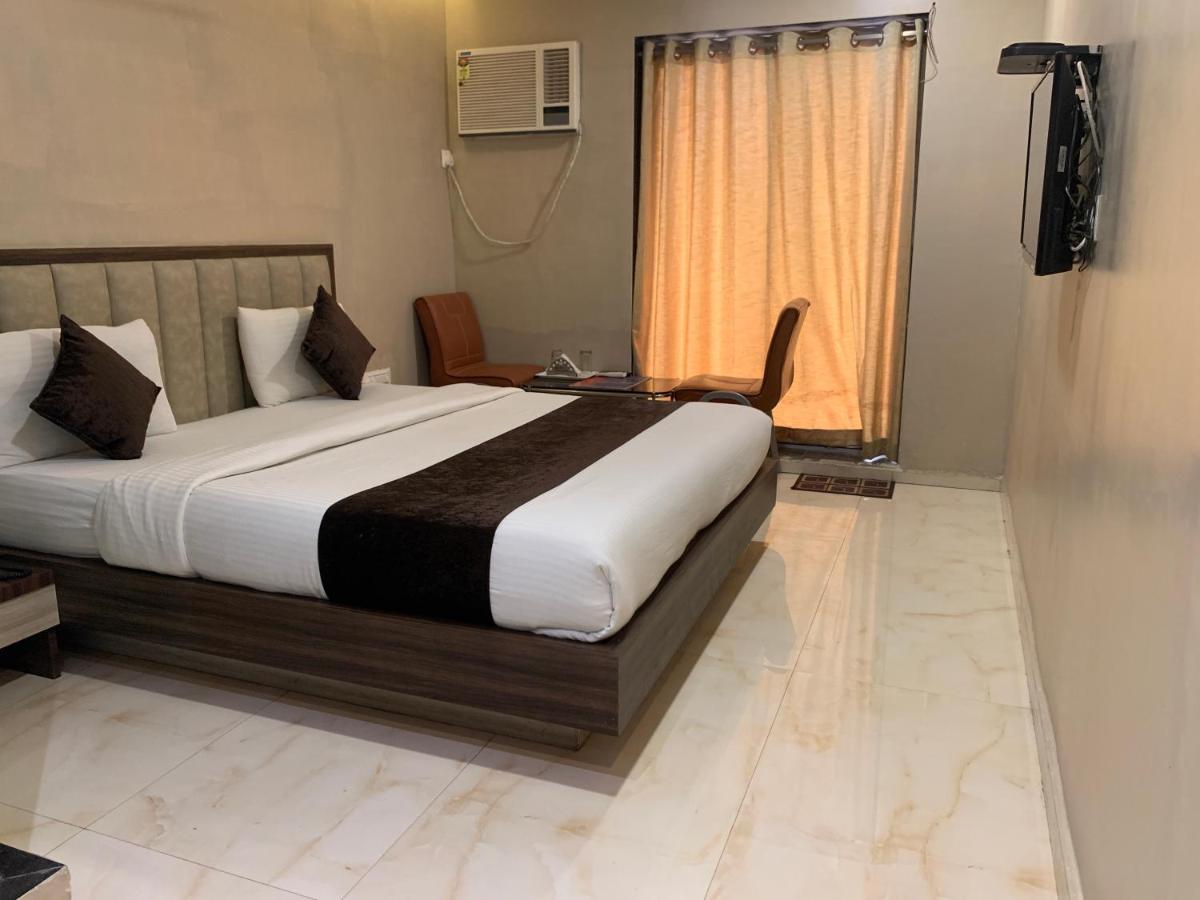 Hotel Merakee - Near Dahisar Mira Road Mumbai ภายนอก รูปภาพ
