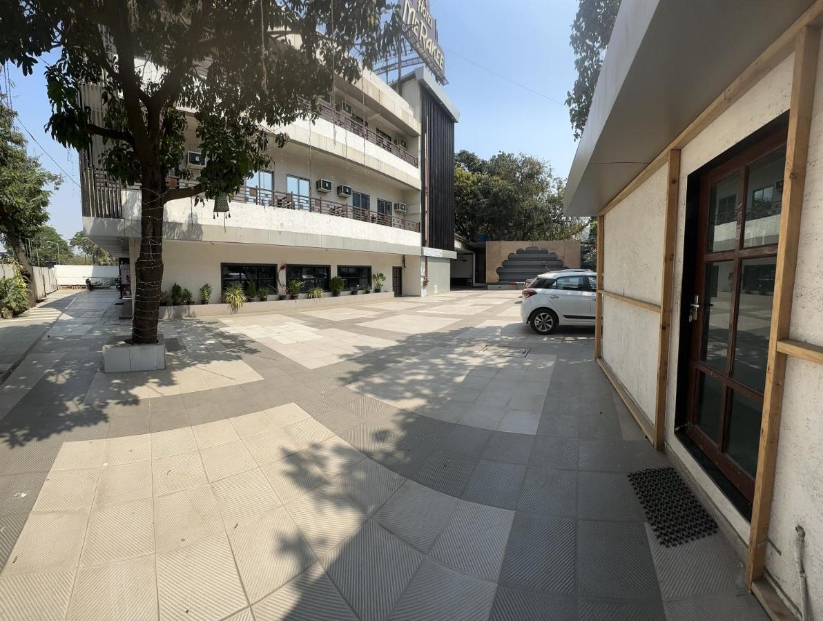 Hotel Merakee - Near Dahisar Mira Road Mumbai ภายนอก รูปภาพ