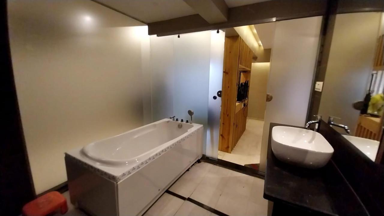 Hotel Merakee - Near Dahisar Mira Road Mumbai ภายนอก รูปภาพ