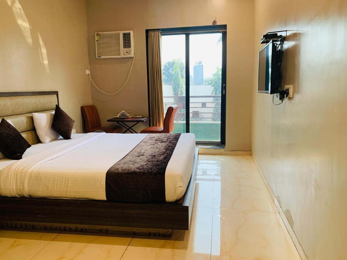Hotel Merakee - Near Dahisar Mira Road Mumbai ภายนอก รูปภาพ