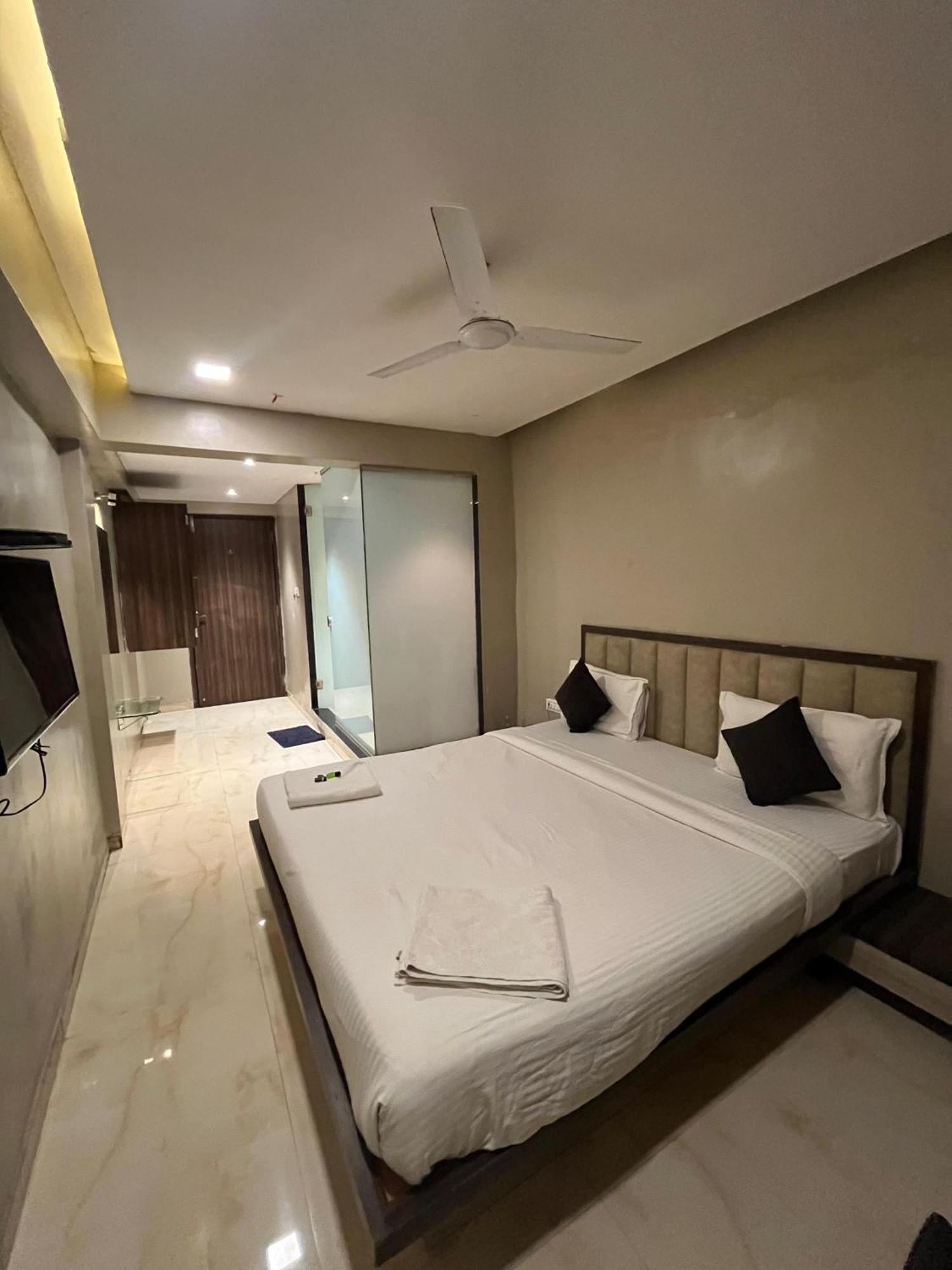 Hotel Merakee - Near Dahisar Mira Road Mumbai ภายนอก รูปภาพ