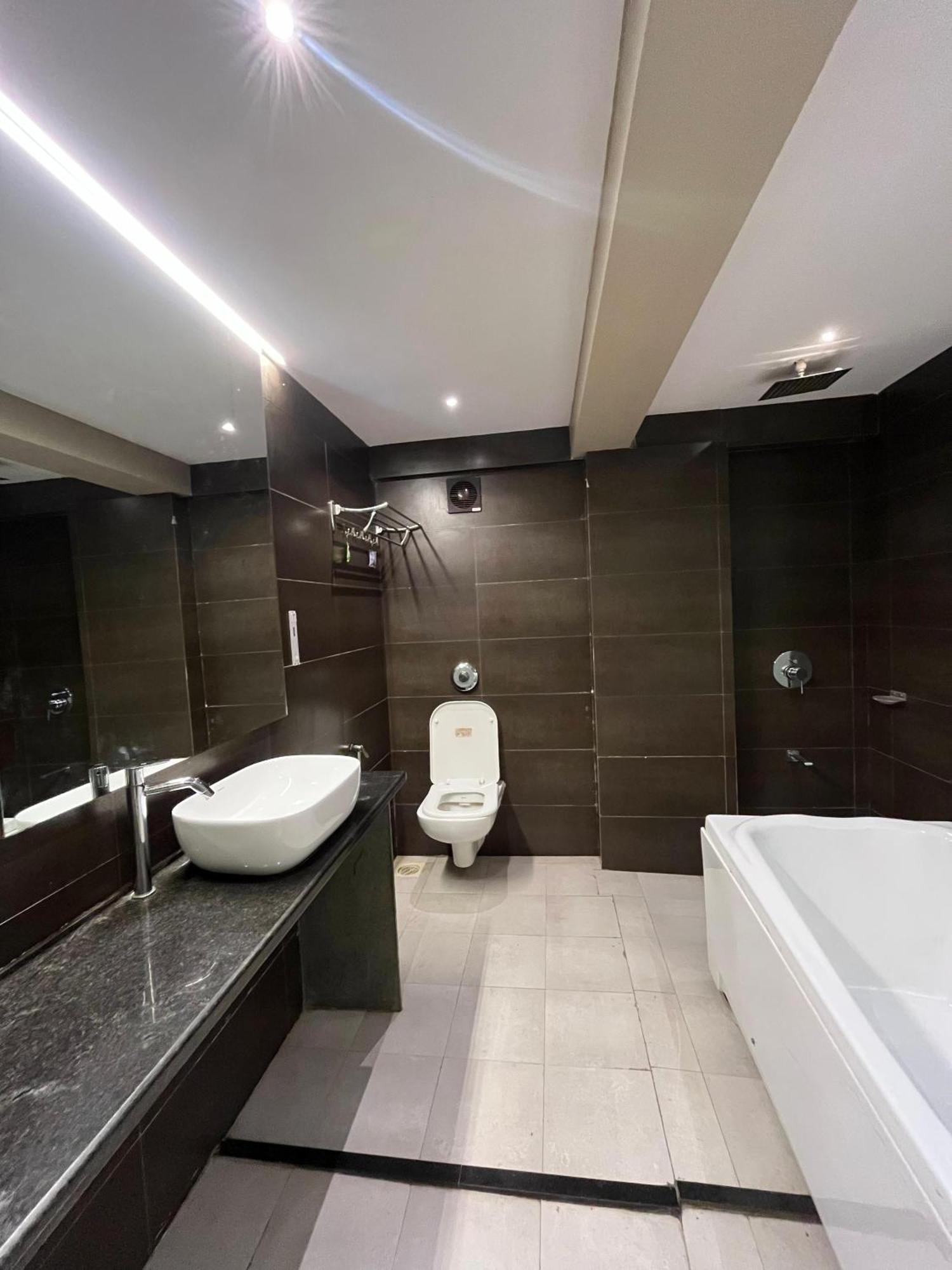 Hotel Merakee - Near Dahisar Mira Road Mumbai ภายนอก รูปภาพ