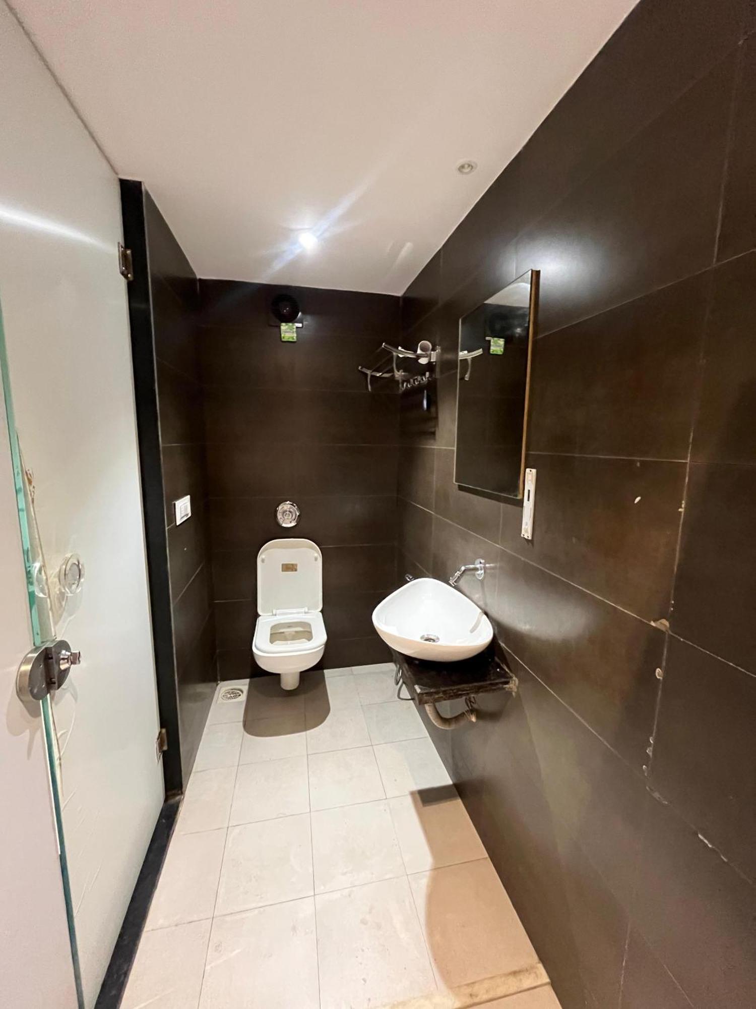 Hotel Merakee - Near Dahisar Mira Road Mumbai ภายนอก รูปภาพ