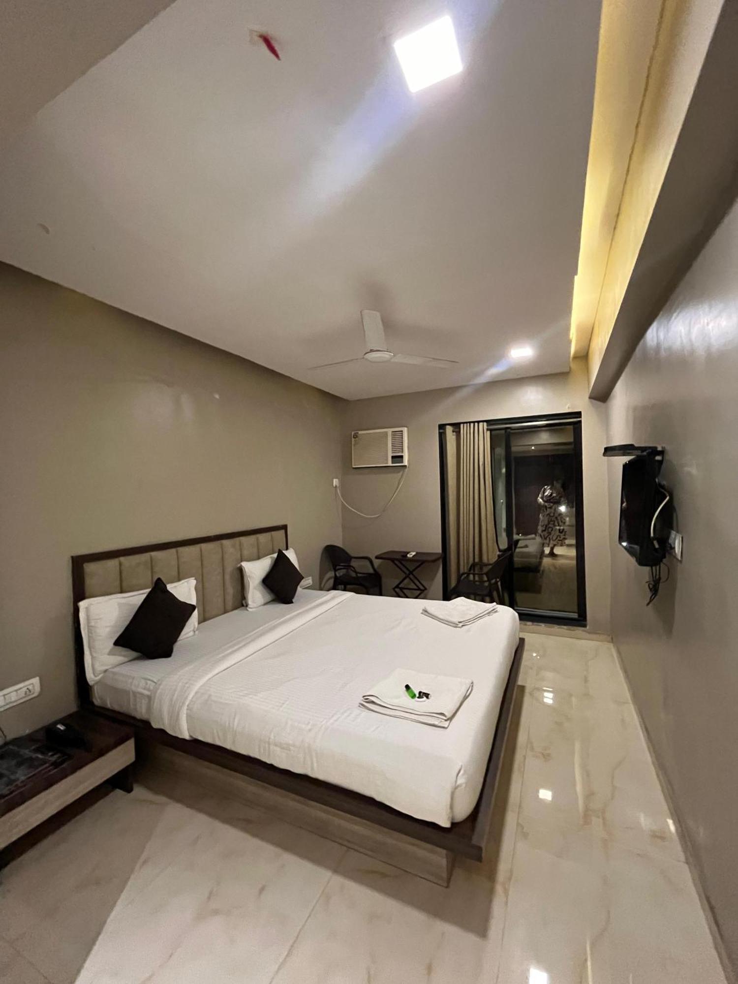 Hotel Merakee - Near Dahisar Mira Road Mumbai ภายนอก รูปภาพ