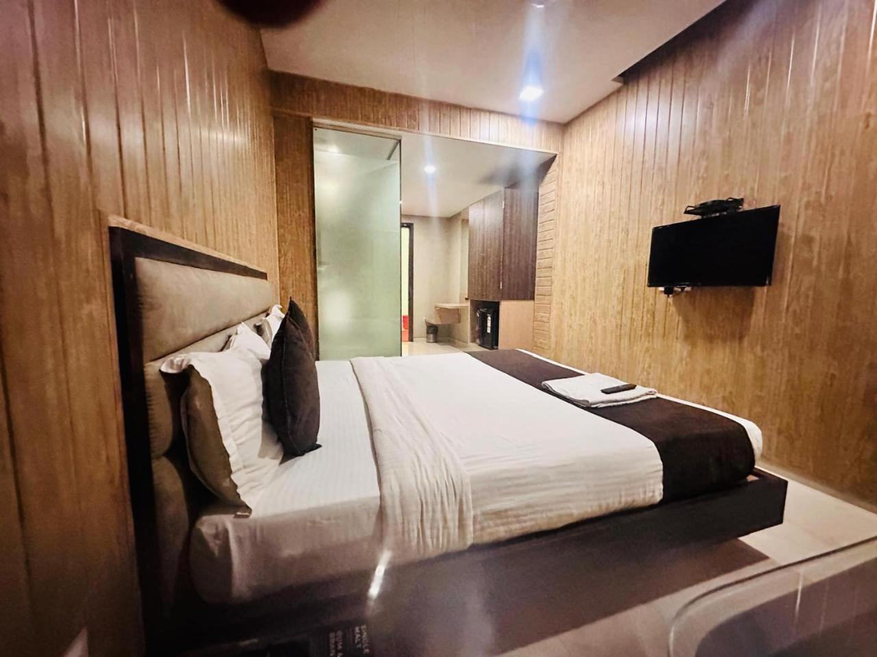 Hotel Merakee - Near Dahisar Mira Road Mumbai ภายนอก รูปภาพ